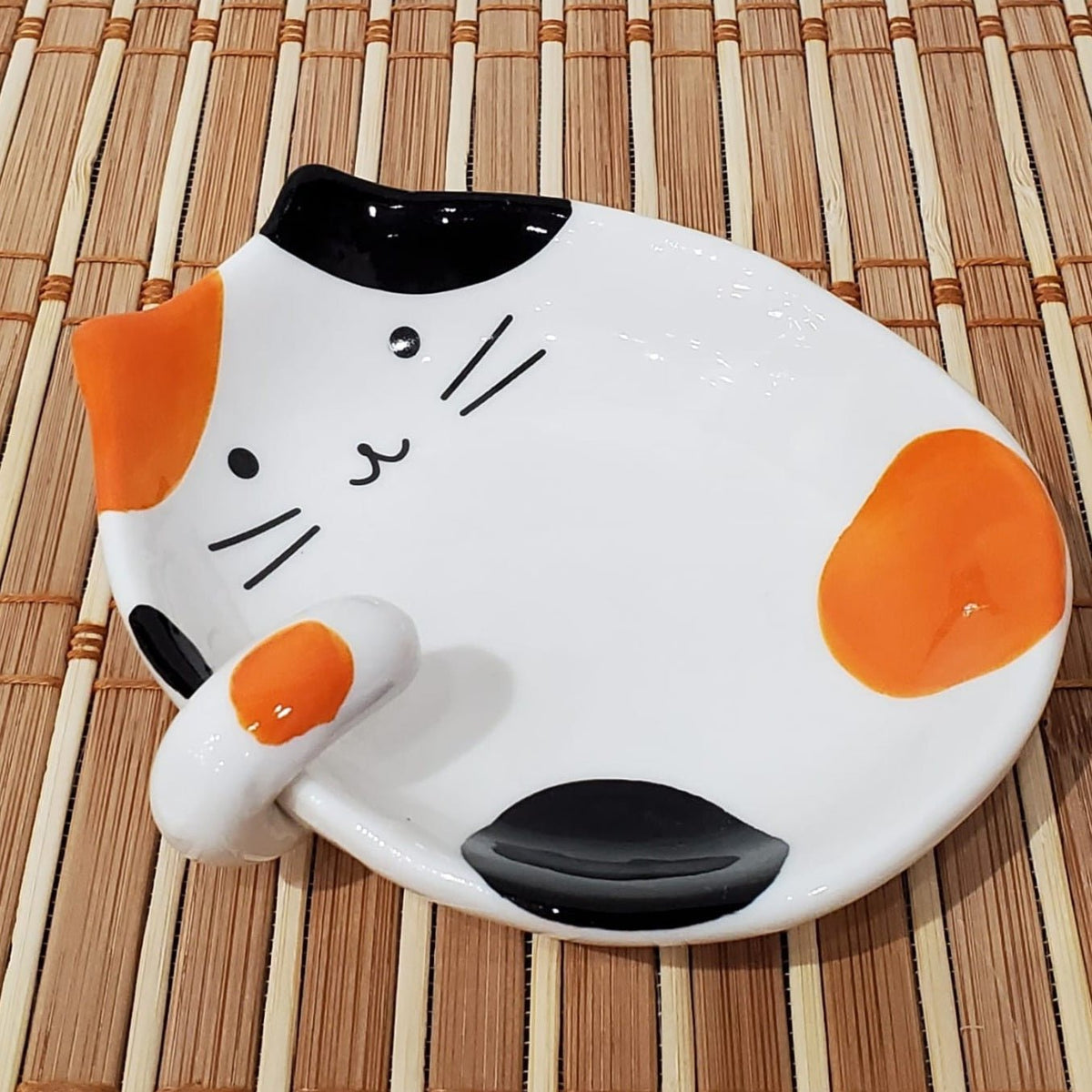 http://pacwestkimono.com/cdn/shop/products/ceremic-ladle-rest-dish-cute-cat-725348_1200x1200.jpg?v=1671810997